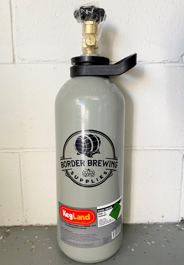 2.6kg Gas Bottle Cylinder Keg Kegerator CO2 Beer CO2 Gas Cylinder 2.6kg Gas Bottle comes FULL ready to use With a cylinder shut off valve this little tank can dispense up to 400L of beer.  Or up to 200L of carbonating & dispensing if used for homebrewing purposes.